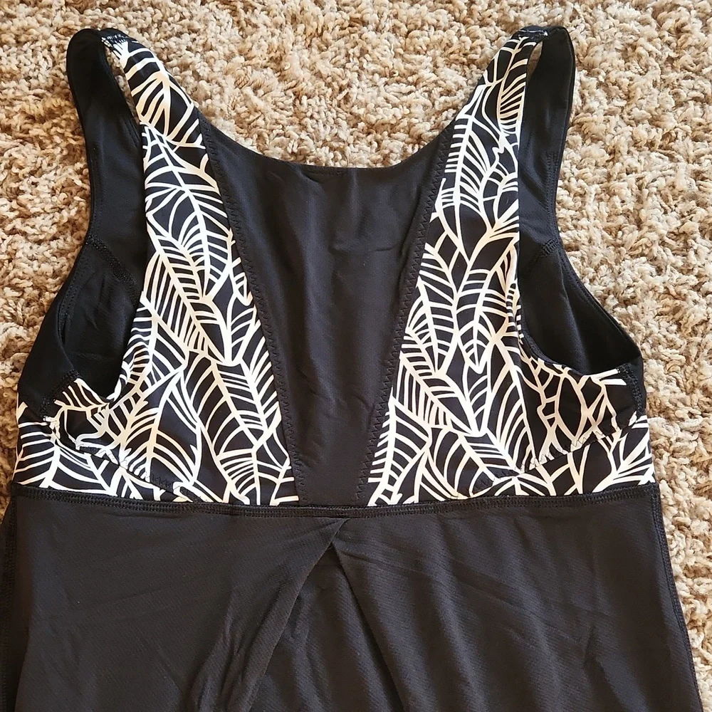 LuLulemon black and white womans tank top size 6